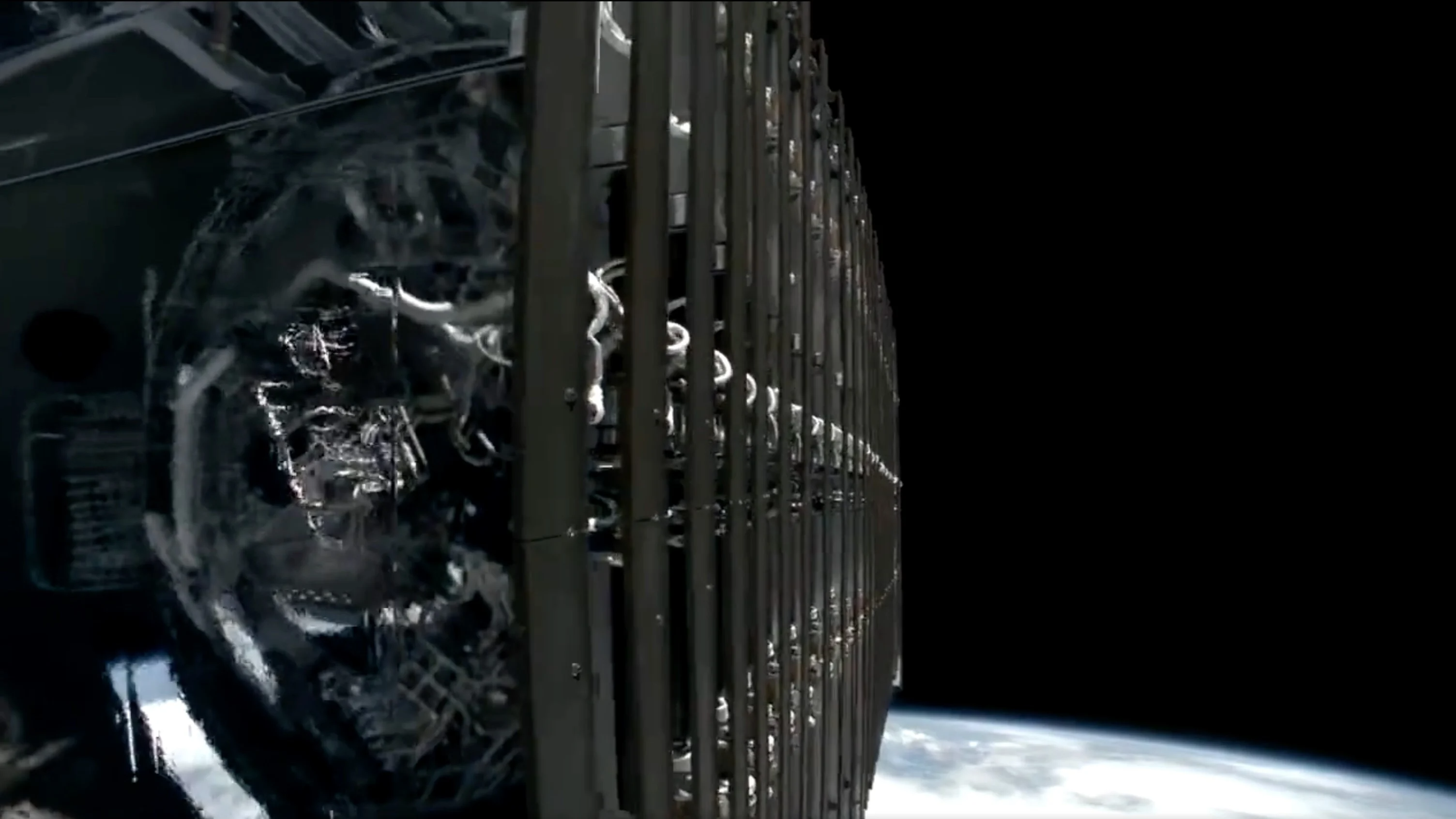 Компания SpaceX продемонстрировала "зеркальную пленку", которая скроет спутники Starlink от астрономов