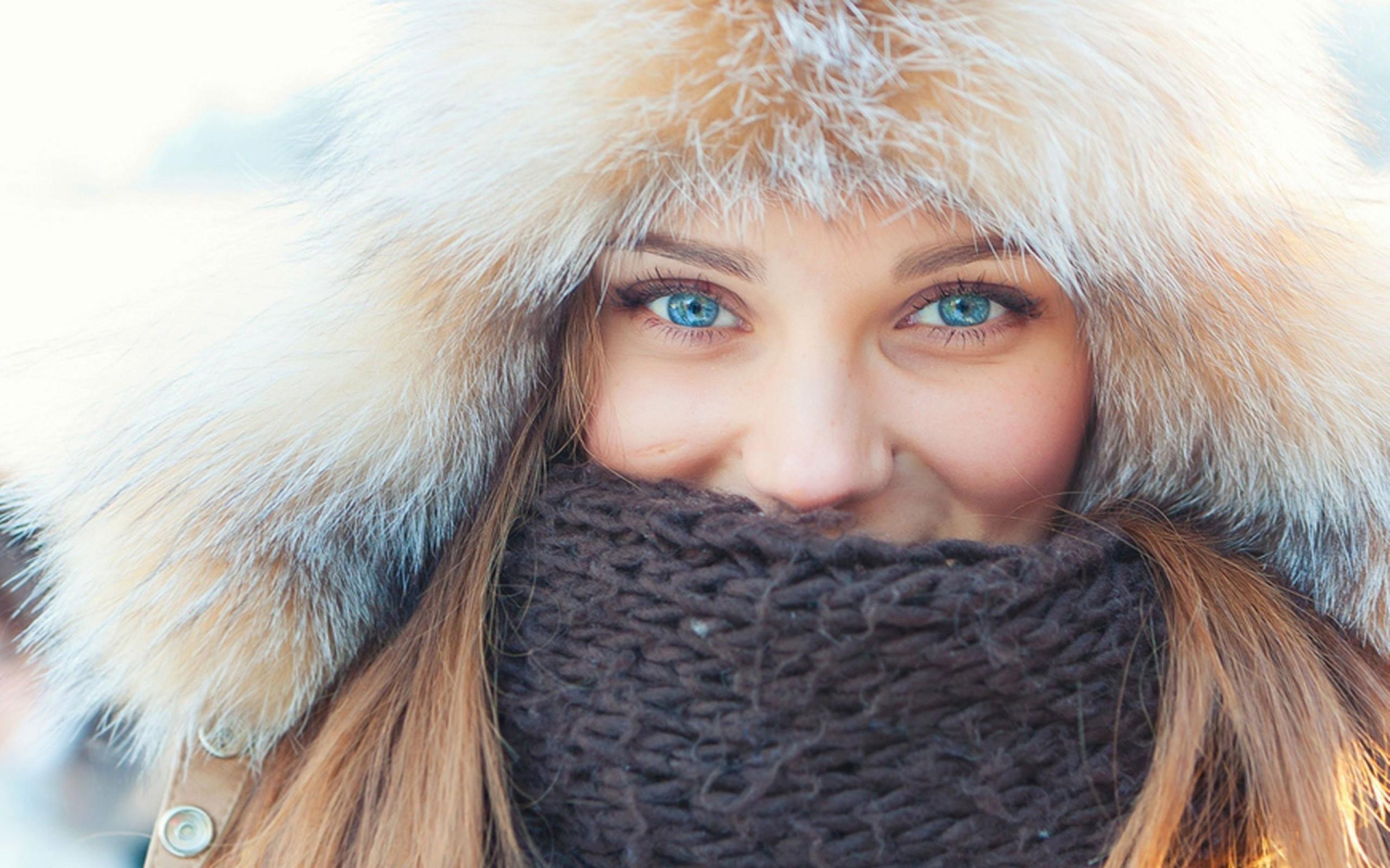 Люди с теплыми глазами. Девушка зима. Девушка в шапке. Девушка в шапке зимой. Девушка в меховой шапке.