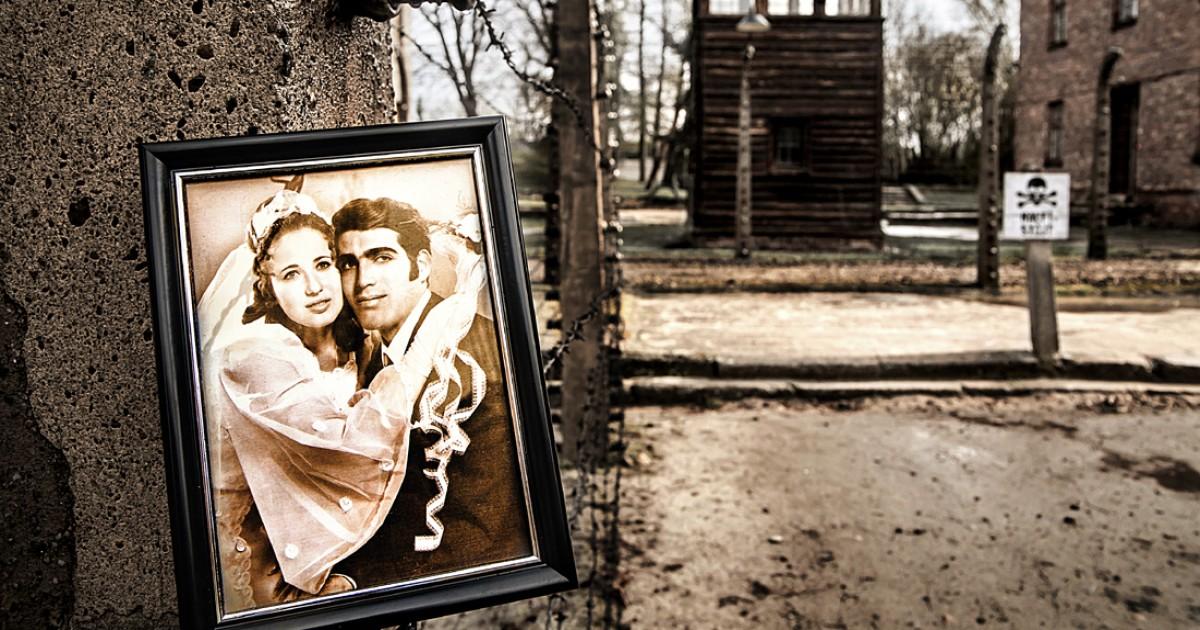 Фотографии 4-х поколений одной семьи, расположенных на территории лагеря смерти Освенцим