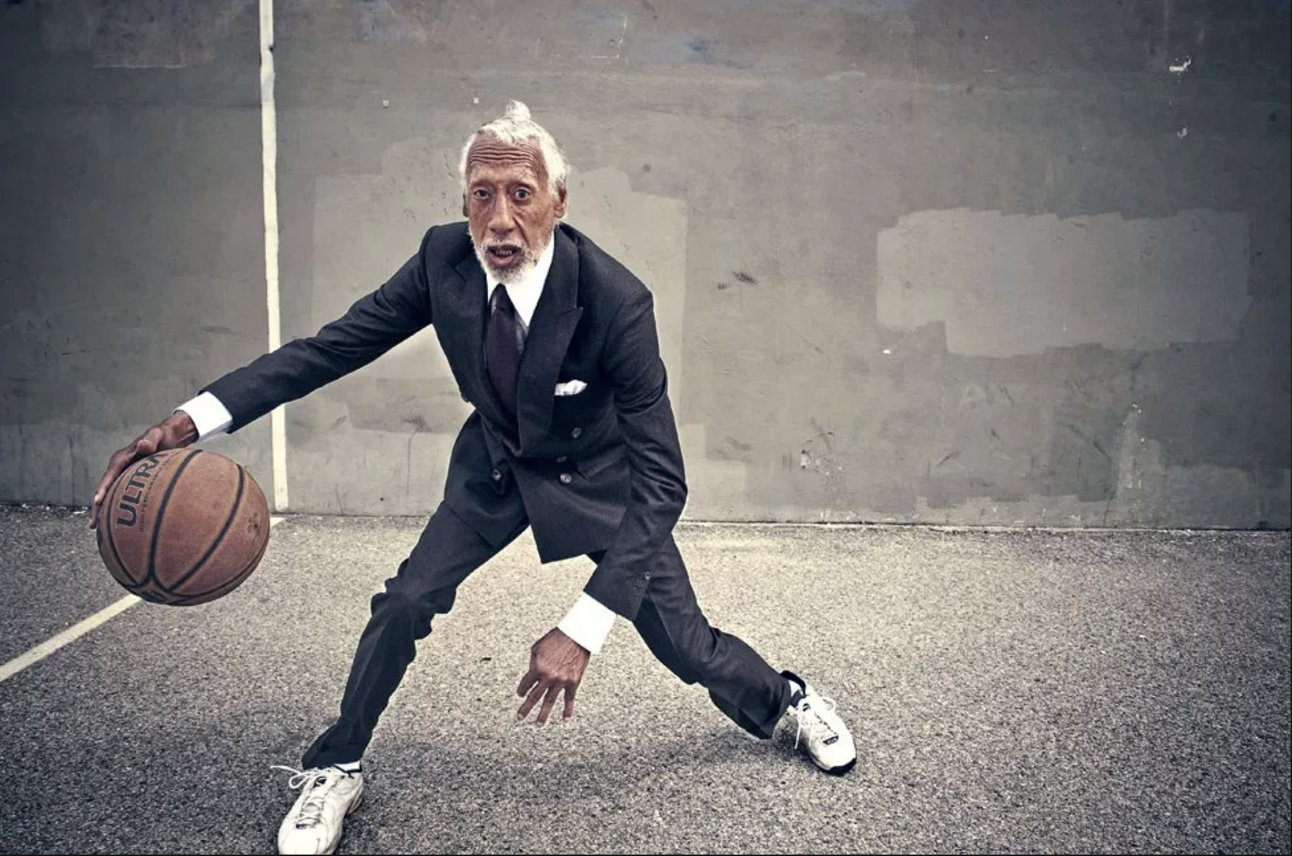 Крутые старики. Старик баскетболист. Дед с баскетбольным мячом. Спортивный костюм для пожилых мужчин. Дедушка играет в футбол