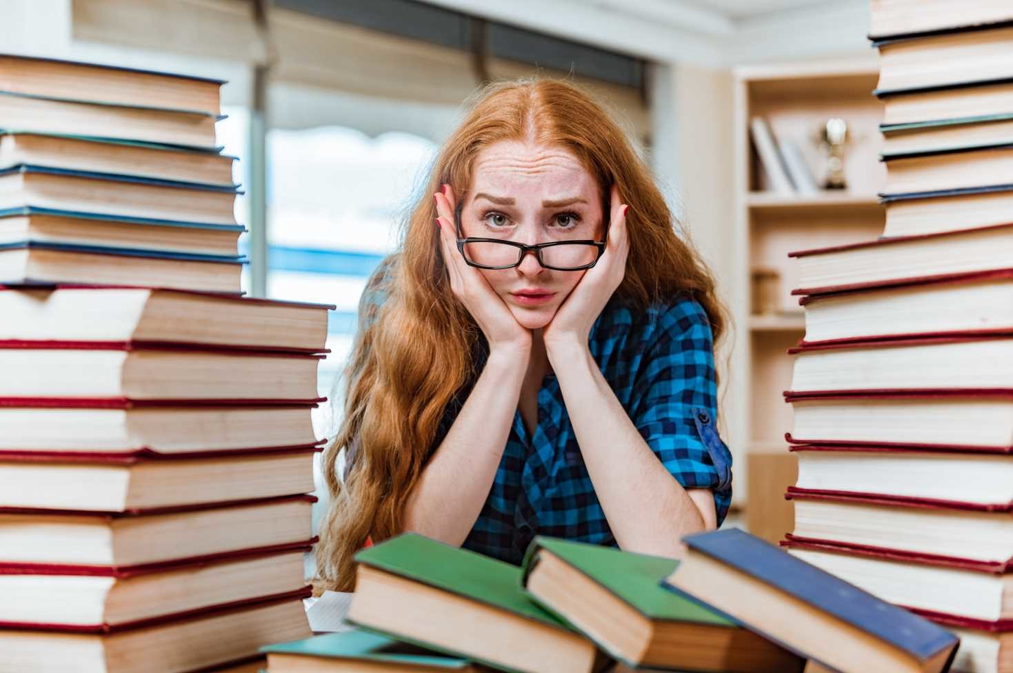 Preparing for Exams. Подросток удивлён. Эрудированней.