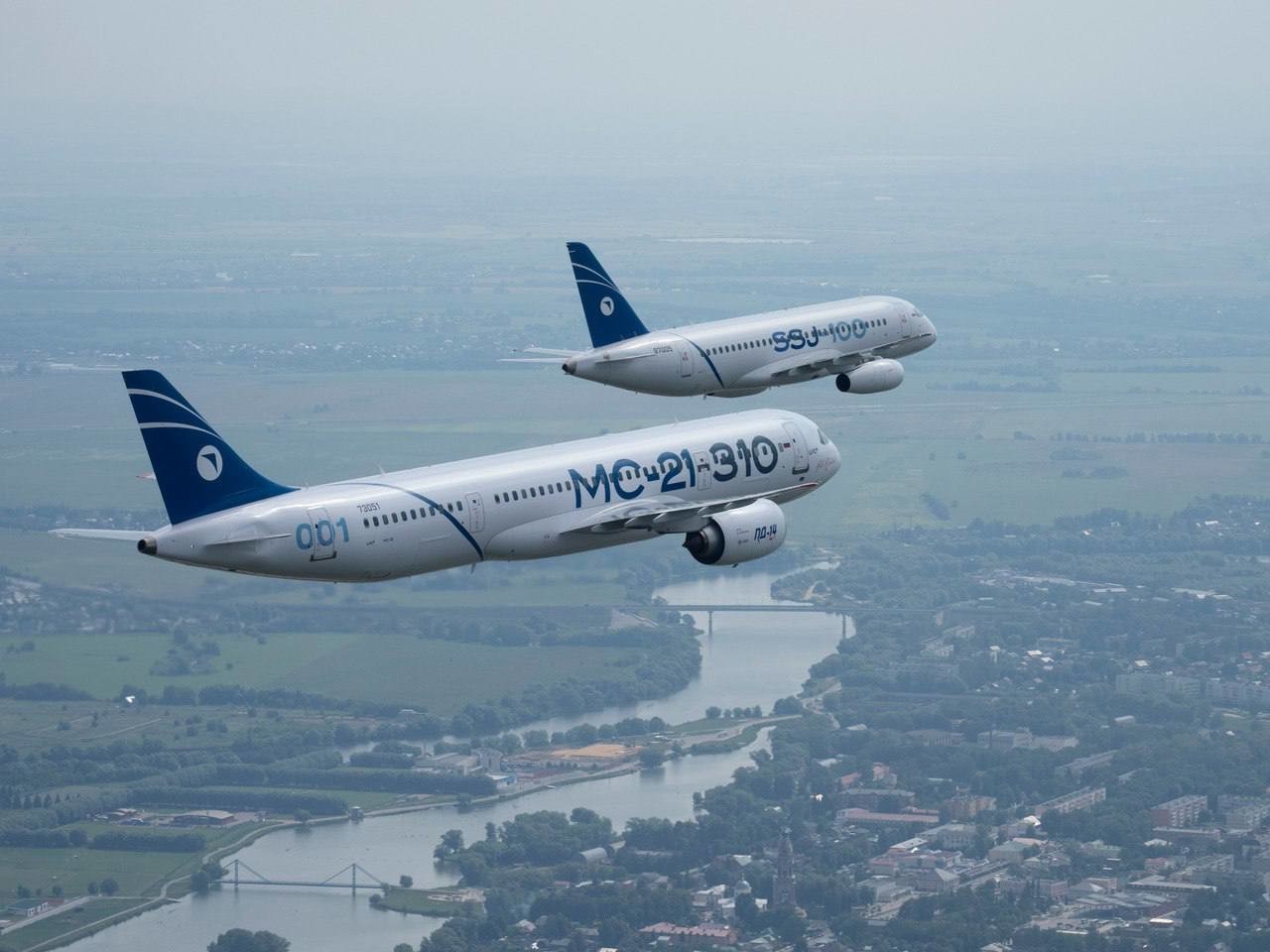 ОАК опубликовала снимки новых самолетов SJ-100 и МС-21
