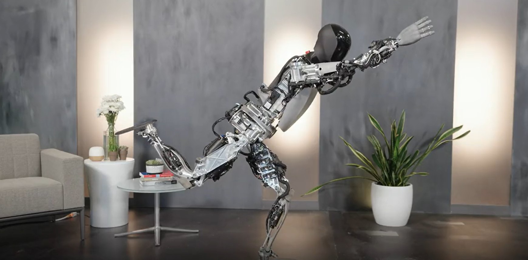 Компания Tesla продемонстрировала, чему научился робот Optimus за последний год