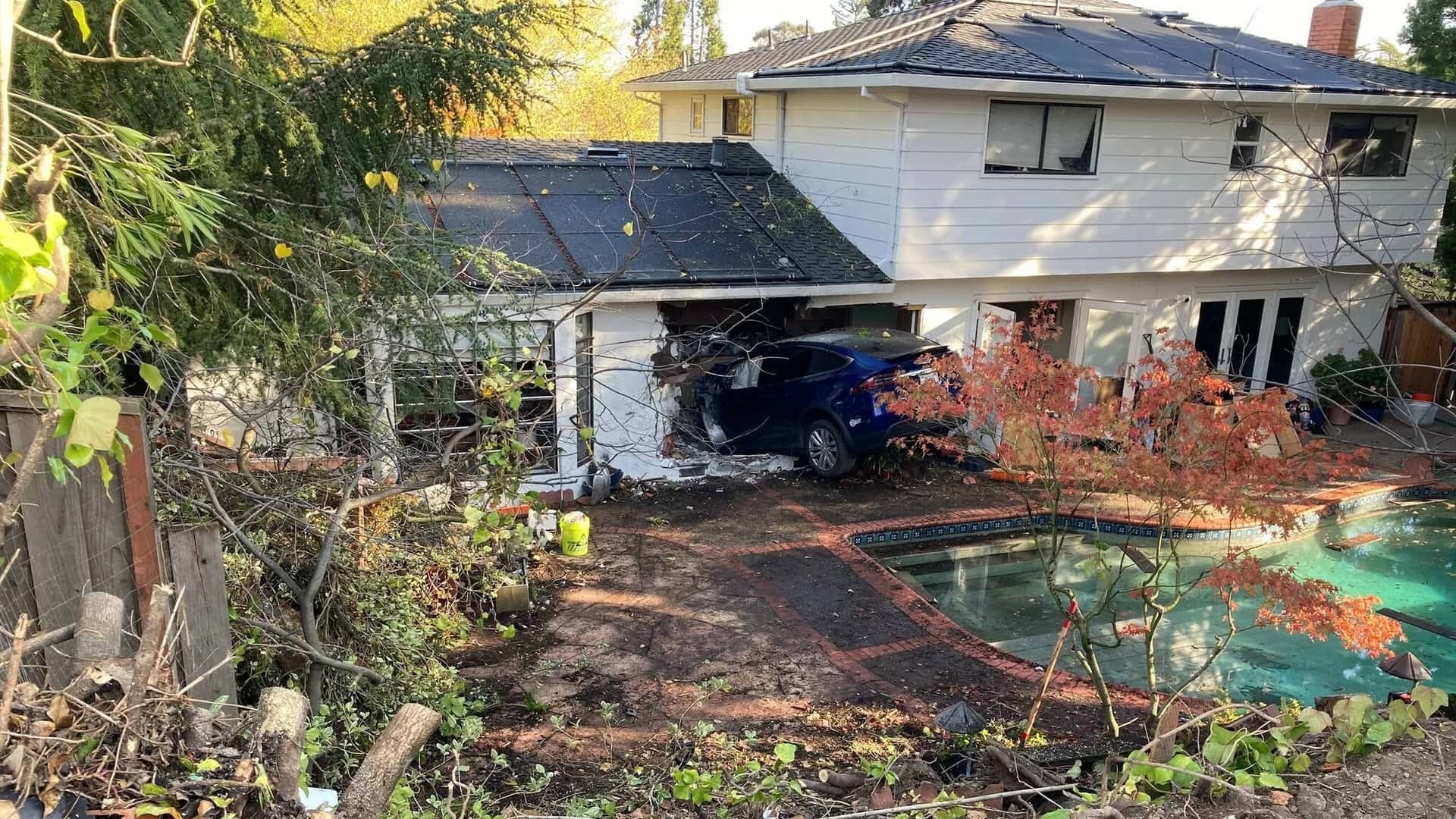 Кроссовер Tesla пролетел над бассейном, а затем приземлился на кухне дома