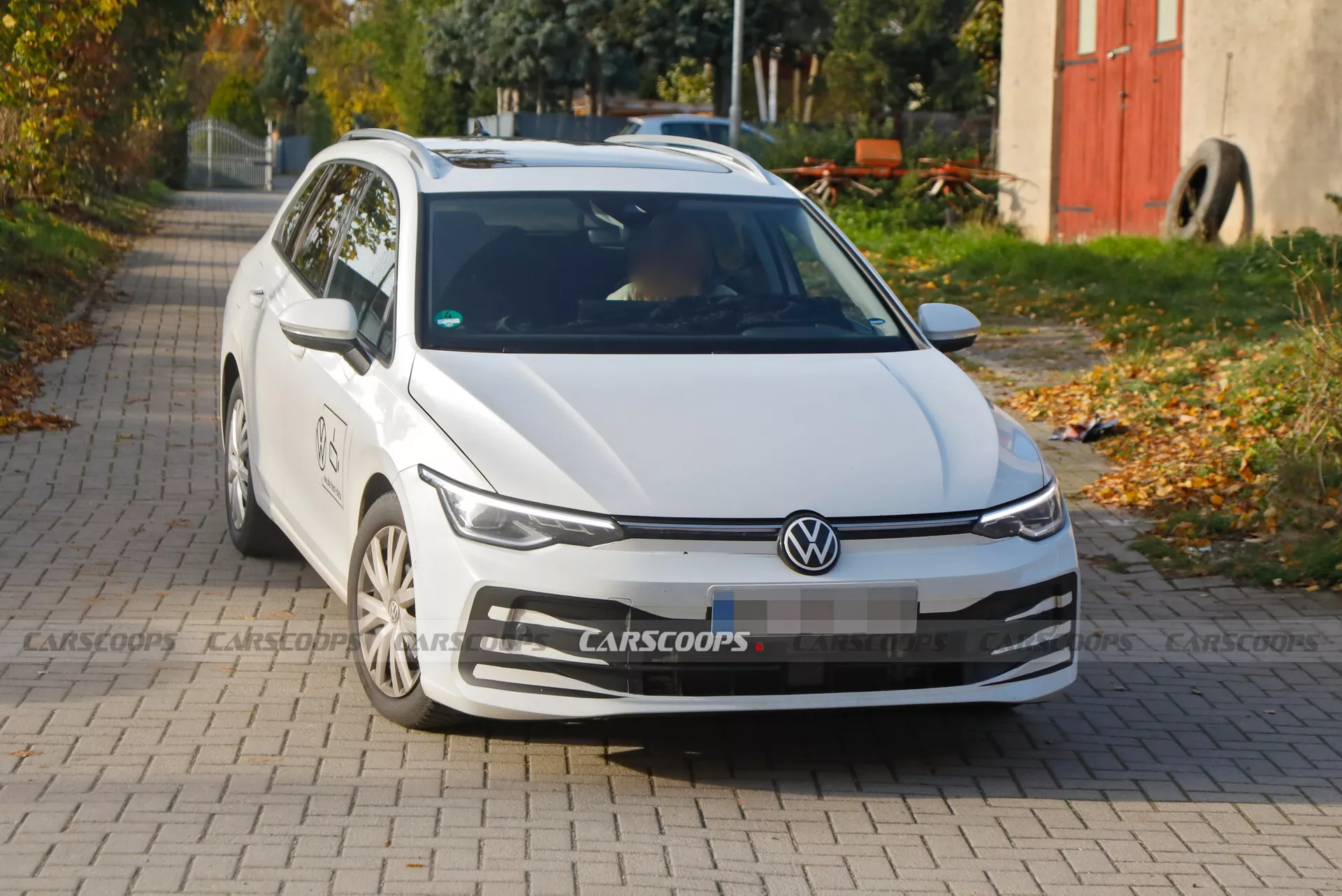 В Сети появились фотографии обновленного Volkswagen Golf без камуфляжа