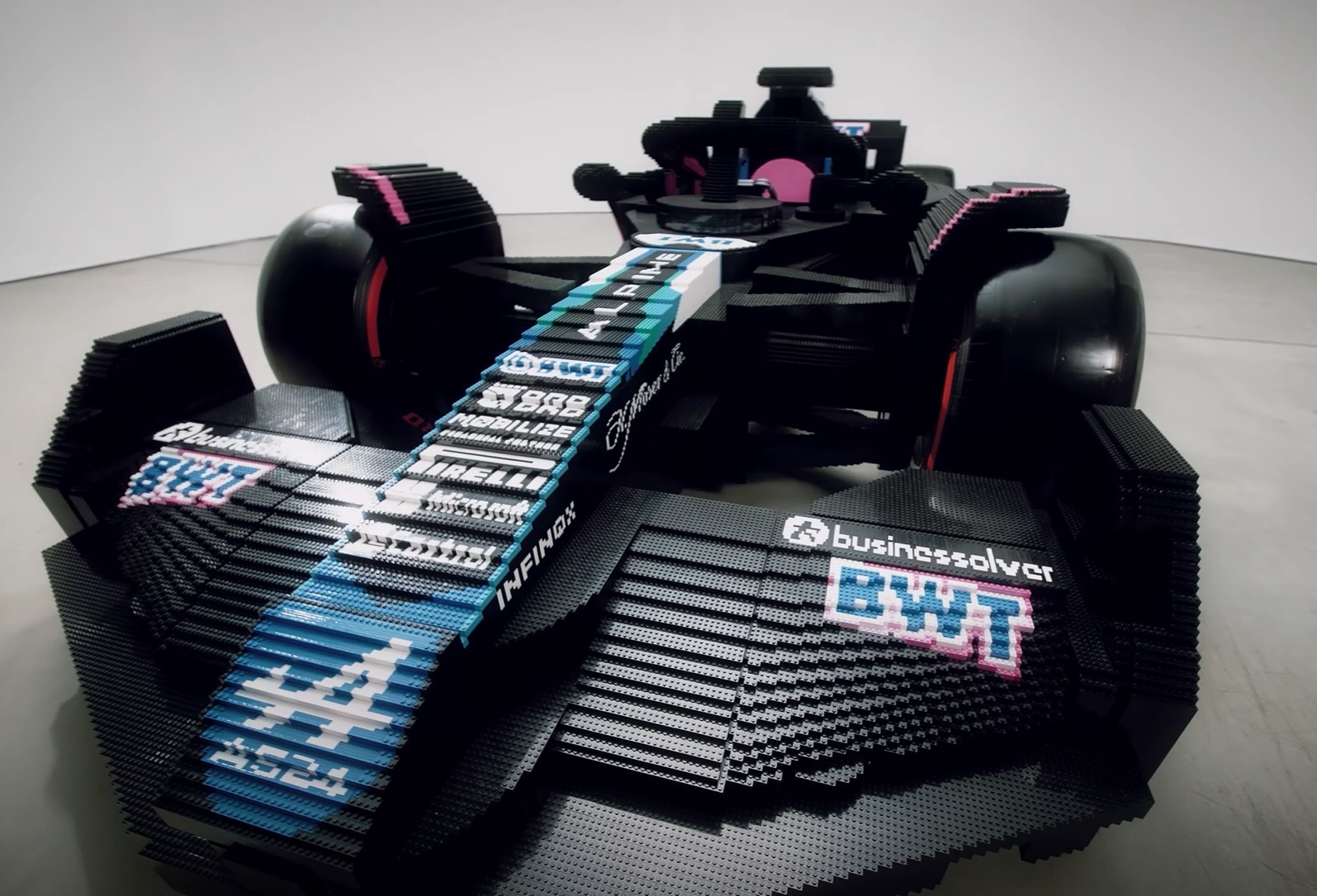 Lego построила полноразмерные болиды Formula 1 для драйвер-парада на Гран-при