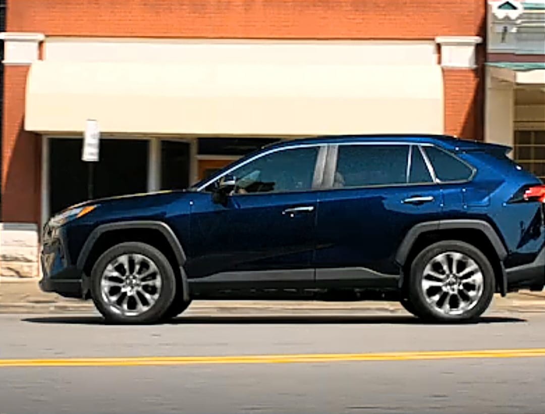 Минус 20%: в РФ началось снижение цен на BMW X3, Toyota RAV4 и Toyota Highlander