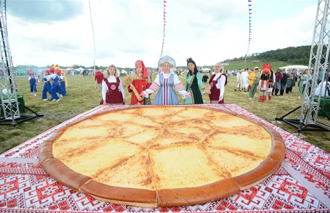 250-килограммовая ватрушка: кулинарный рекорд на фестивале Кургоня
