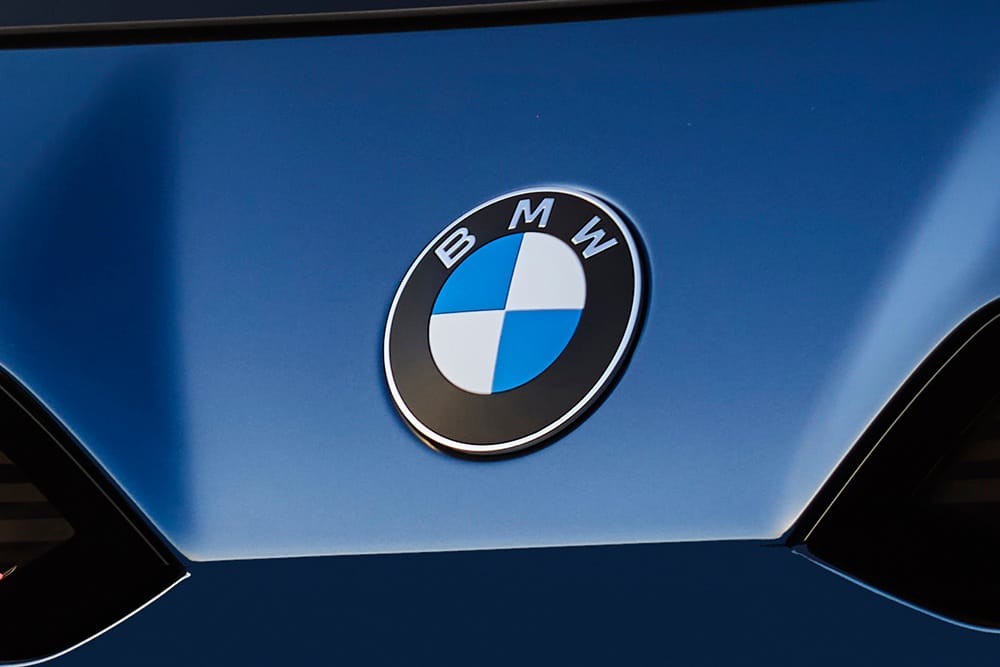 BMW представила новый логотип