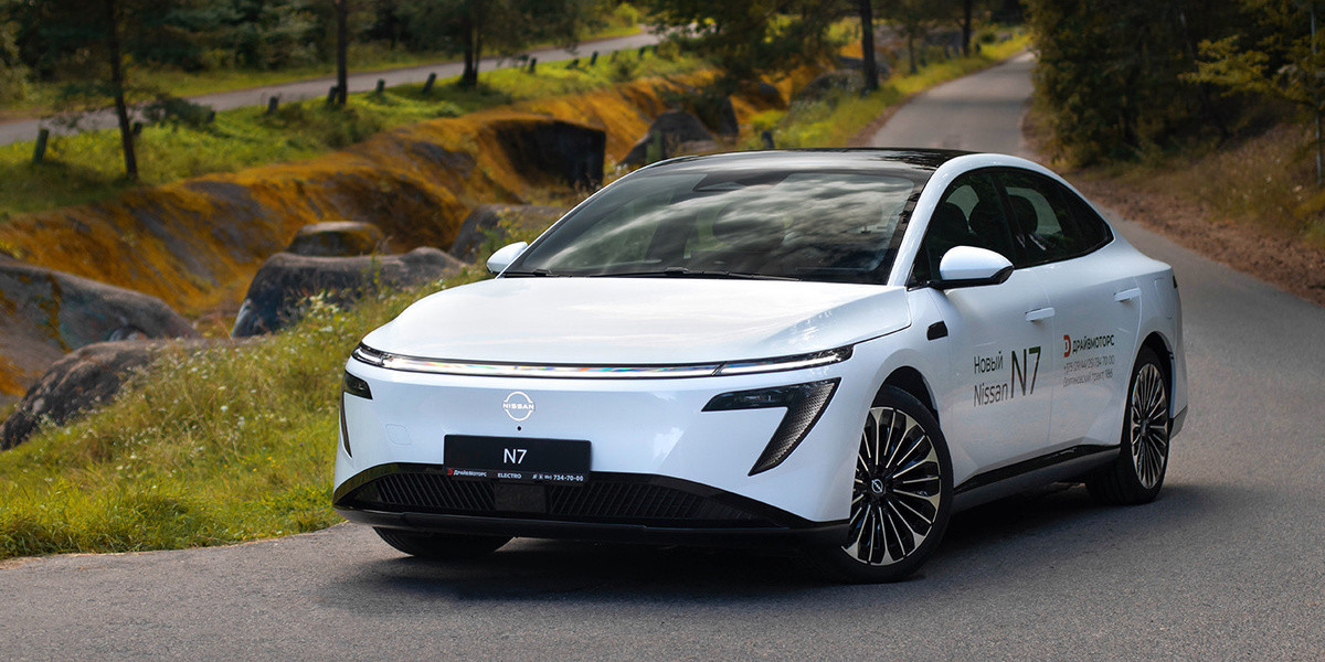 Nissan N7: новый седан с холодильником и мощным мотором  