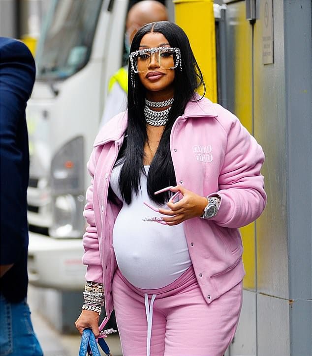 Звезда рэпа Карди Би готовится стать мамой в четвёртый раз  