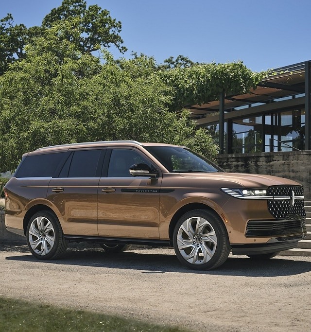 В России стартовали продажи Lincoln Navigator за 18 млн рублей.