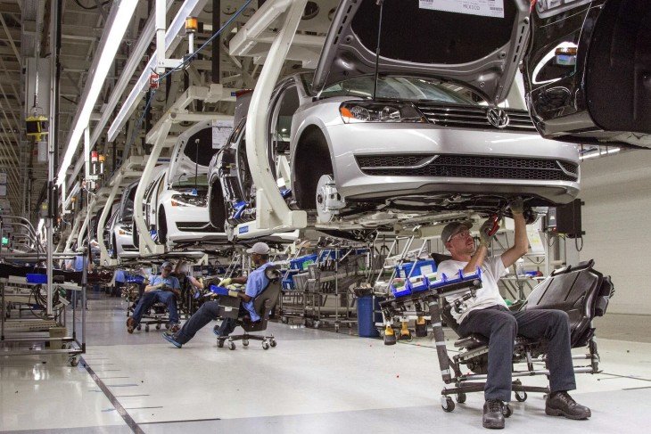 Компания Volkswagen сокращает производство электромобилей в Германии из-за низкого спроса