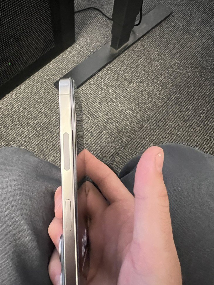 Первый iPhone 15 Pro с раздутым аккумулятором. Возможно, это случилось из-за перегрева