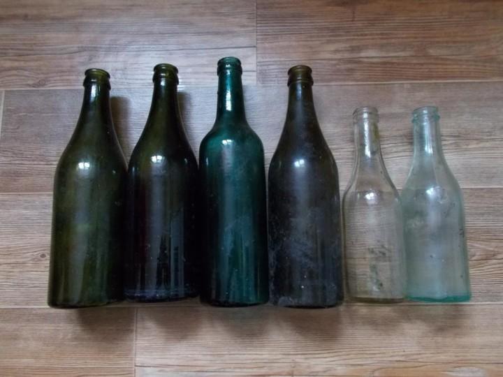 Бутылки советских времен. Бутылка довоенная. Советские бутылки. Старинные пивные бутылки. Старые стеклянные бутылки.